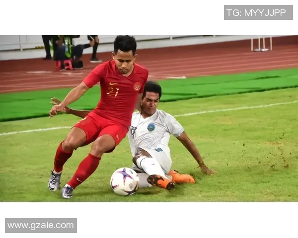 足球球星独特背影走路瞬间展现个人魅力与独特风采